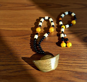 Pendentif décoratif en bois de santal vert sculpté pour clés de voiture - Product Image 4