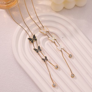 สร้อยคอผีเสื้อสีดำขาวแฟชั่น, สร้อยคอเครื่องประดับสตรีสแตนเลสสีทอง, สร้อยคอผีเสื้ออเนกประสงค์ทันสมัย - Product Image 2