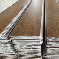 Panneaux de plafond en PVC stratifié modernes en gros, panneaux imperméables à grain de bois, dalles de plafond intérieures en PVC