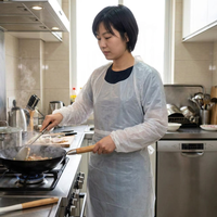 Tablier jetable imperméable sans manches en gros pour le secteur médical, la cuisine, les salons de coiffure, la peinture et l'industrie alimentaire