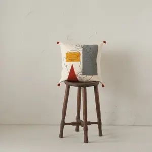 Funda de Cojín Decorativa con Figura Facial Bordada en Línea Moderna y Almohada Sin Relleno Blanca - Product Image 1