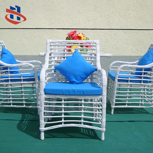 Set di Mobili <span class=keywords><strong>da</strong></span> <span class=keywords><strong>Giardino</strong></span> Moderni Personalizzati in <span class=keywords><strong>Rattan</strong></span> Bianco, Portatili e Resistenti, con Sedie <span class=keywords><strong>da</strong></span> Pranzo Confortevoli e <span class=keywords><strong>Tavolino</strong></span> Impermeabile - Product Image 4