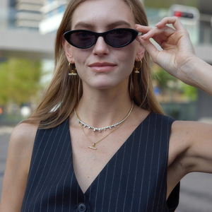 Ensemble de bijoux plaqué or pour femmes avec collier pendentif en strass et boucles d'oreilles créoles pour un usage quotidien - Product Image 2