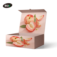 Boîte d'emballage rigide personnalisée pour t-shirt avec logo rose, gaufrage et pelliculage mat, en carton gris recyclable pour vêtements