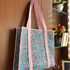 กระเป๋าผ้าฝ้ายลายดอกไม้รักษ์โลก สายสะพายไหล่สบาย ใช้ได้หลายสี เหมาะสำหรับไลฟ์สไตล์ประจำวัน - Product Image 1