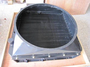 Radiateur d'eau pour moteur diesel d'excavatrice-chargeuse 20C0032 – Pièces de machines de construction directement de l'usine - Product Image 3