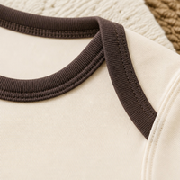 Combinaison pour bébé Mamibai |   Combinaison à manches courtes 100% coton |   Patch porte-bonheur rouge |   Boutons-pression marron pour entrejambe |   Beige clair |   0-1