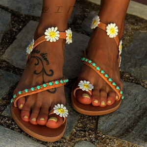 Sandales plates d'été pour femmes avec anneau d'orteil, fleur marguerite, perles turquoise et bride de cheville, style bohème pour la plage - Product Image 4