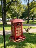 Mangeoire à oiseaux suspendue en métal rouge Oniya en forme de maison, pour jardin extérieur, mangeoire à graines pour oiseaux sauvages, station d'alimentation décorative pour cour arrière