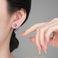 Boucles d'oreilles clous en forme de flocon de neige en argent 925, serties de moissanite VVS GRA taille ronde à 6 griffes, plusieurs tailles, avec fermoir à vis, vente en gros