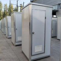 Toilettes et Douche Extérieures Portables Design Moderne Blue Sandwang – Maisons Conteneurs Contemporaines en Panneaux Sandwich pour le Camping