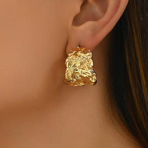 Pendientes de tuerca plisados con textura de Thrash Irregular en forma de C Vintage elegantes para regalos de joyería para mujer - Product Image 4