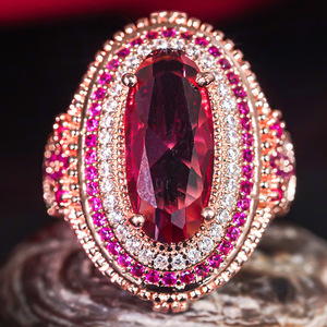 Anello Scintillante di Lusso Stile Corte per Donne, Elegante Gioiello da Dito alla Moda - Product Image 1