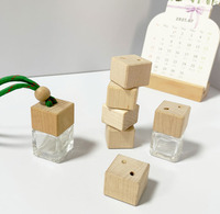 Haute qualité écologique Portable bois de hêtre voiture parfum bouteille couvercle suspendu diffuseur d'air carré arôme bouteille bouchon flacons