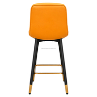 Chaises de bar contemporaines avec siège rembourré, dossier de soutien et structure noire et dorée pour comptoir de cuisine, restaurant et salon