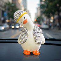 Ornement de voiture en céramique Canard Mignon avec Écharpe Rouge et Chapeau, Design Contemporain, Décoration Mobile pour Tableau de Bord, Artisanat en Résine de Luxe pour Salon