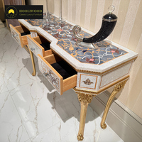 Table console élégante en or blanc avec pieds sculptés plaqués or, style classique et luxueux, pour villa, maison, hôtel