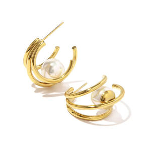 Pendientes Minimalistas Dorados con Perla Sintética Blanca en Bisel, Chapados en Oro de 18K, Unisex, para Uso Diario - Product Image 4