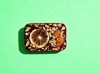 Chocolat noir aux fruits mélangés, aux noix, au citron et aux fruits secs