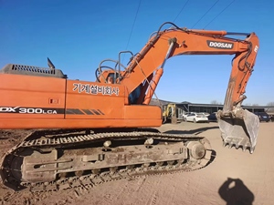 Excavatrice sur chenilles d'occasion stable Doosan DX300 DX300LC-9C DX300LCA modèle 2022, 30 tonnes, capacité de la benne de 1,5 m, moteur diesel - Product Image 2