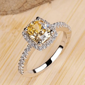 Anello Giallo a Forma Quadrata con Design a Quattro Punte, Elegante Anello da Dito per Donne - Product Image 1