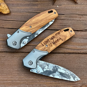 Coltello da Caccia Pieghevole Bochen con Manico in Legno d'Ulivo e Motivo Aquila Inciso al Laser, Coltello da Campeggio Personalizzato - Product Image 3
