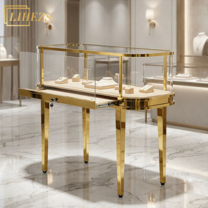 Vetrina Espositiva per Gioielli di Lusso Moderna in Acciaio Inox Dorato, Bancone per Negozio di Gioielli di Alta Gamma con Vetro Curvo e Serratura - Product Image 1