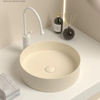 Vasque en céramique blanche crème peinte à la main pour projet de salle de bain d'hôtel de luxe