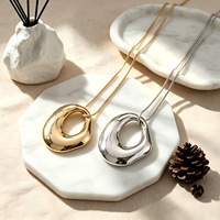Collar con colgante ovalado irregular hueco y grueso, chapado en oro y plata, cadena de eslabones moderna, joyería minimalista de lujo ligero para mujer