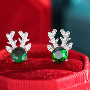 Orecchini a perno E3282 in oro bianco a forma di renna con cristalli verdi e strass incastonati a griffe, per l'uso quotidiano da donna - Product Image 3