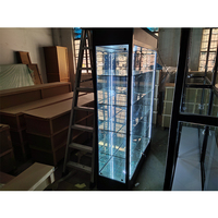 Vitrine moderne en verre avec miroir à l'arrière de la vitrine d'exposition avec socle lumineux pour la salle d'exposition de bijoux, le magasin et le centre commercial.