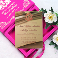 Boîte de mariage de luxe en velours rose fuchsia avec couverture rigide et carte en acrylique dorée avec texte gravé pour événement de mariage