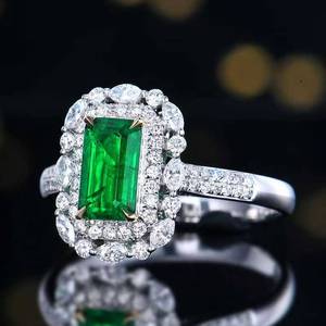 Anillo de esmeralda natural, Origen: Panjshir, Afganistán 0.75ct, oro de 18K, doble halo, media pavé con 68 piezas de diamantes naturales de 0.51ct - Product Image 4