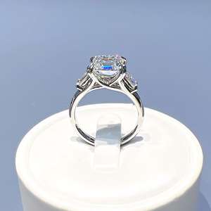 3.08カラット IGI EVVS アッシャーカット ラボダイヤモンドリング アンティークアッシャーカット CVDダイヤモンド トリロジーリング カスタムCVDアッシャーエンゲージメントリング - Product Image 2