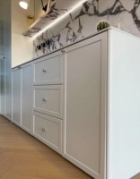 Buffet blanc mat de luxe léger, lignes de style européen, panneau arrière à motif marbré, bande lumineuse dissimulée, poignées métalliques