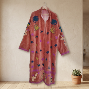 Veste Kimono Longue en Velours Rose Brodé Suzani Fait Main Indien, Motif Cœur Sacré et Œil Maléfique LOVE, Style Vintage, Vente en Gros - Product Image 3