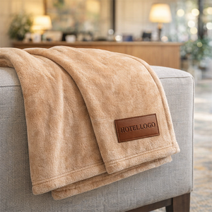 أطقم بطانيات فاخرة من الفانيلا للفنادق بالجملة مع شعار مطرز مخصص، بطانية سرير ثقيلة دافئة لغرف الضيوف - Product Image 1