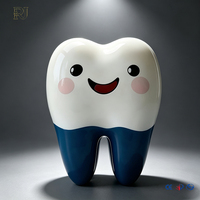 Fiberglas glimlachende tand mascotte sculptuur, groot hars cartoon tand karakter beeld voor tandartspraktijk decoratie