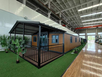 Maison conteneur extensible moderne de 40 pieds avec panneaux solaires pour habitation familiale et jardin, livraison rapide et véranda incluse