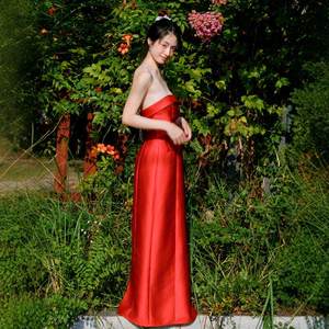 ชุดราตรีสีแดงประดับโบว์สำหรับเจ้าสาว ชุดแต่งงานสำหรับงานเลี้ยงฉลองสมรส ดีไซน์เซ็กซี่ กระโปรงทรงเข้ารูปยาวลากพื้น - Product Image 2