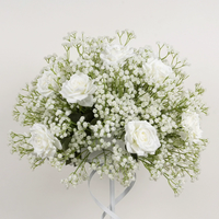 Décoration de mariage, grande boule de fleurs blanches en roses et gypsophile, centre de table pour événements et fêtes de mariage