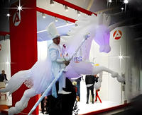 Cheval de saut géant volant à DEL avec ailes pour publicité extérieure, événement, fête et spectacle.