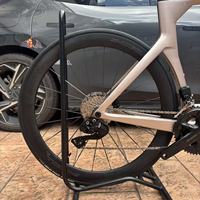 Vélo de route aérodynamique léger 7,9 kg KOZO2 en fibre de carbone avec dérailleur électronique Wheeltop, 24 vitesses, jeu de roues de course