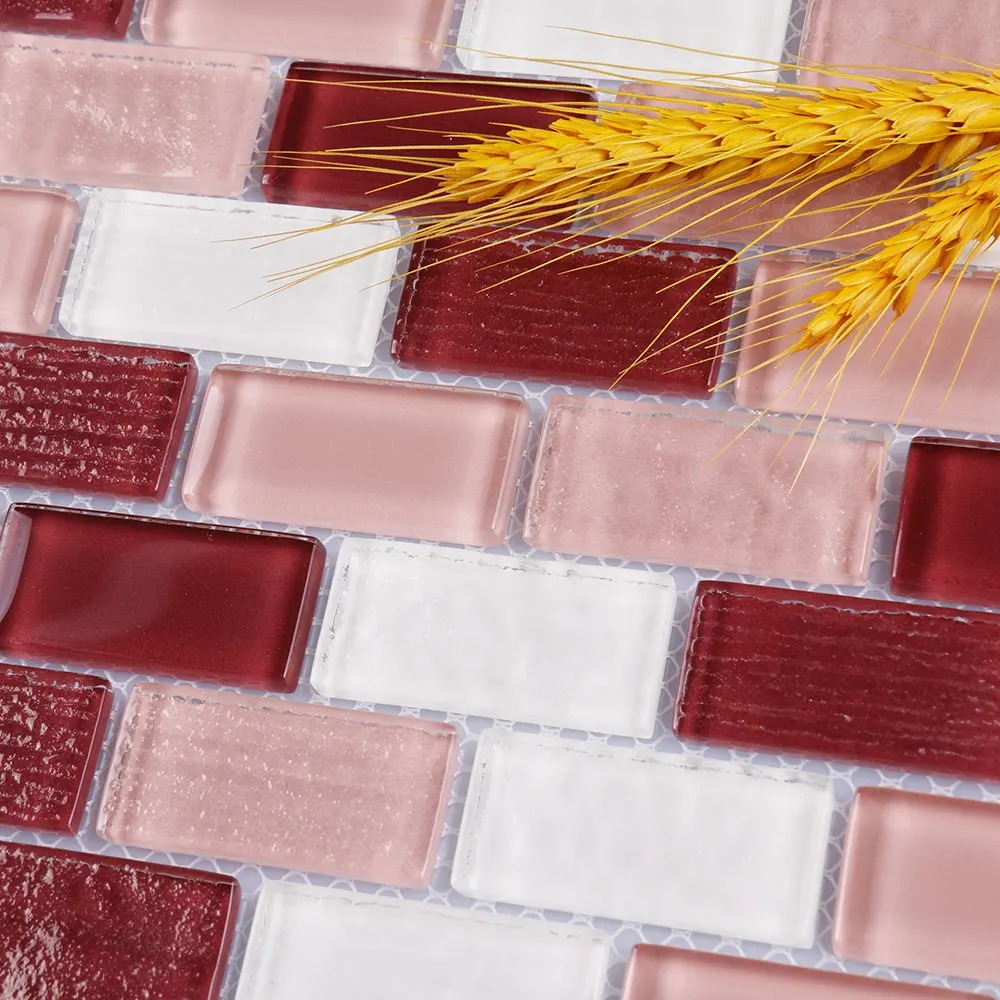 Mattonelle di mosaico di vetro bianco rosso rosa di colore misto della parete del bagno e della cucina di progettazione su ordinazione