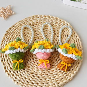 Llavero de ganchillo hecho a mano con mini ramo de algodón, colgante de claveles, girasoles y rosas, adorno floral con perlas de imitación - Product Image 3