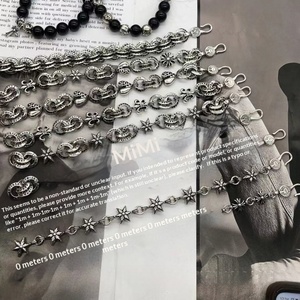 Bracelet en cuivre style punk rétro, massif, orné de lettres, de dés, d'emblèmes de scouts, de croix florales, de perles et de chaîne entièrement incrustée de strass - Product Image 2