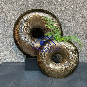 Vases à fleurs abstraits en aluminium pour la décoration de maison d'hôtels et de restaurants Vases de table en métal aluminium antique en laiton pour la décoration de jardin - Product Image 3