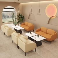 Ensemble de meubles de café commercial : canapé et table ronde, table et chaises en cuir pour hall d'hôtel et projet de restaurant
