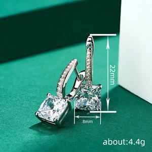 Orecchini a lobo da donna classici con diamante taglio Princess in oro bianco, montatura a griffe, gioielli da sposa a forma geometrica - Product Image 4