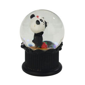 Escultura de <span class=keywords><strong>Panda</strong></span> de Resina de 45 mm, Pintada a Mano, Artística, Personalizada, Modelo de Animal, Adorno de Escritorio con Globo de Nieve, para Decoración del Hogar - Product Image 4